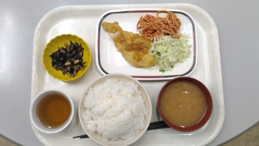 大原寮夕定食の白身魚の天ぷら